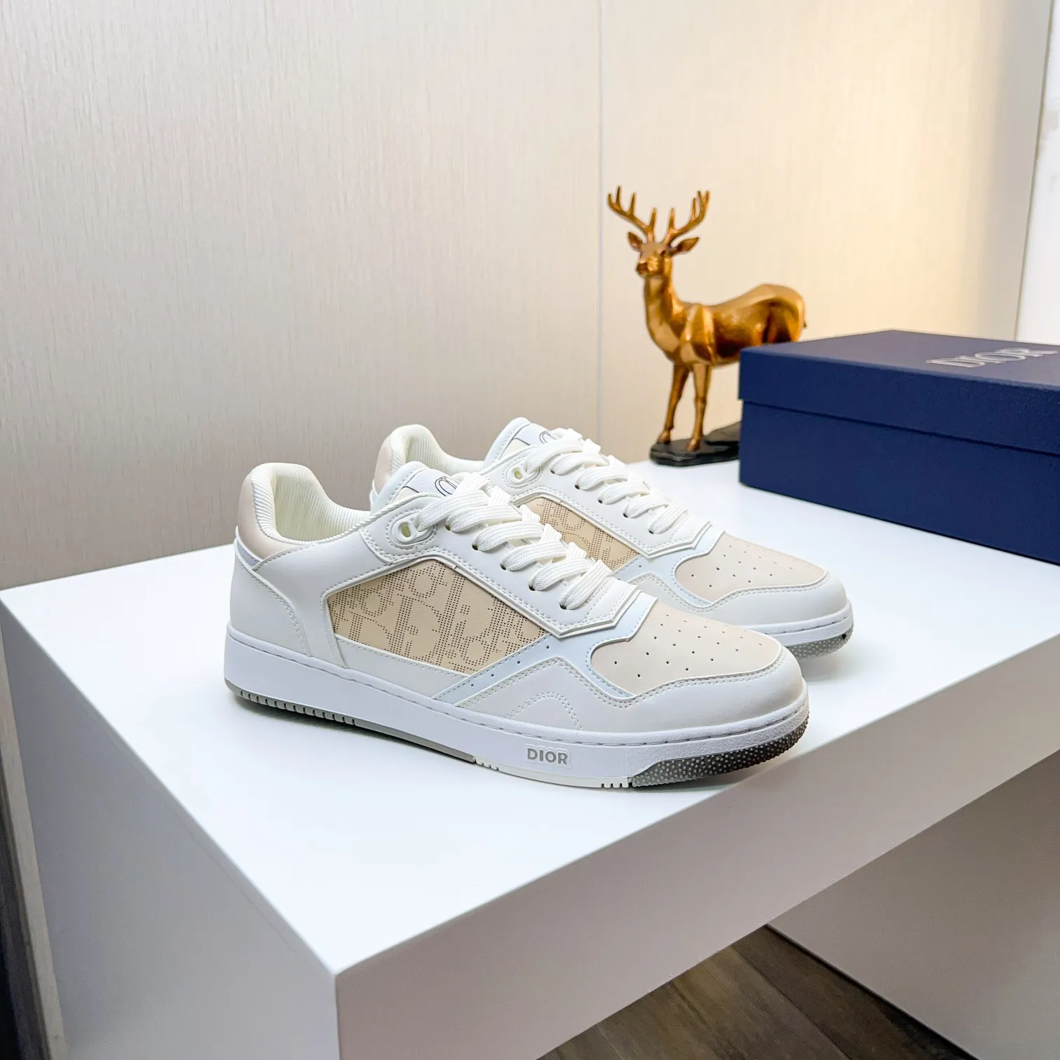 Men's Men's Shoes 💰400 [New] 🦩🦩Dior - Low-top sneakers 2025 spring men's collection new arrivals [Celebrate][Celebrate][Celebrate], reinterpret the basketball shoe design and become a classic Dior item [Strong][Strong][Strong], crafted in black and cream white smooth cowhide with beige suede, leather display on the side The CD logo, tongue, sole and back side are decorated with various distinctive details to enhance the style[666][666], while eyelet details, topstitching and rubber panels highlight the dynamic charm of its athletic style[strong][strong][strong]. It has a two-color rubber sole, which can be matched with various clothing to create a refined look. Size: 38 to 44 (45 can be customized